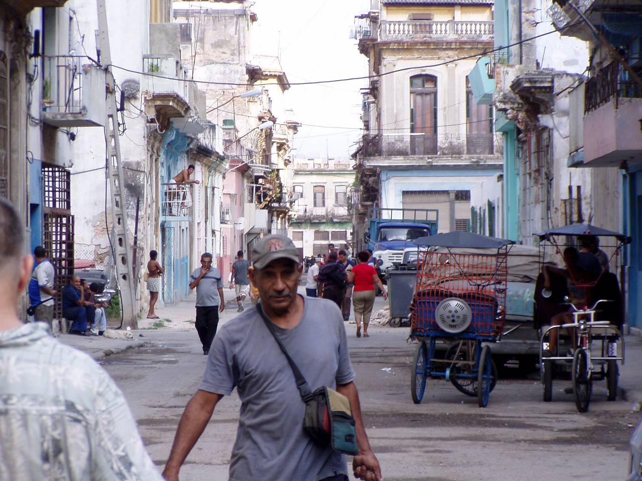 PC040582_Seitenstrasse_von_Neptuni-1